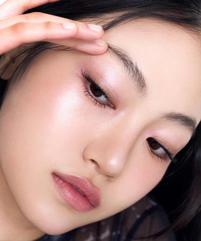 Model showcasing shimmer effect of JAVIN DE SEOUL Wink Eye Shimmer Light on eyelids.