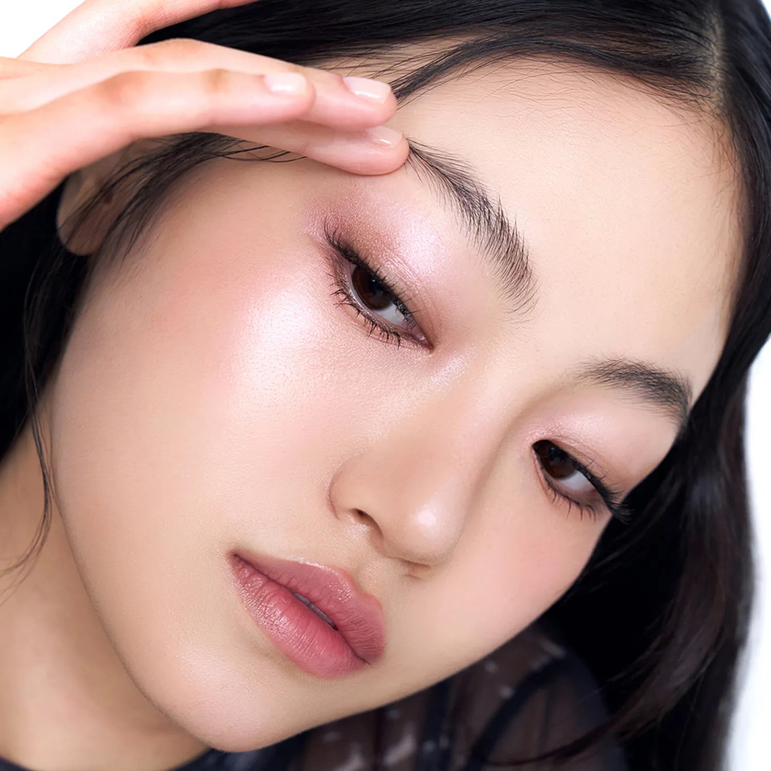 Model showcasing shimmer effect of JAVIN DE SEOUL Wink Eye Shimmer Light on eyelids.