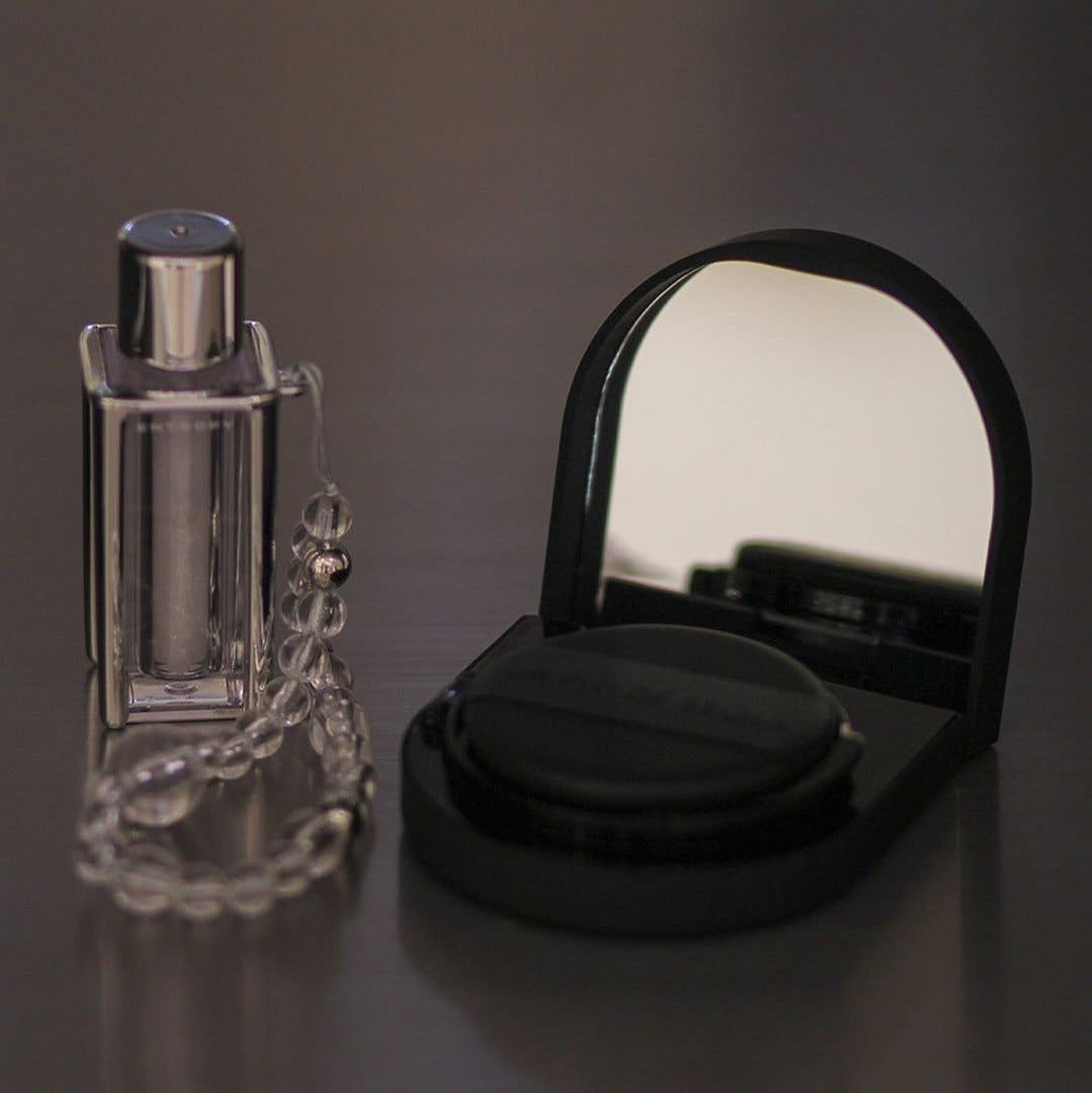 JAVIN DE SEOUL Wink Cushion Glow 16g with a compact mirror on display.