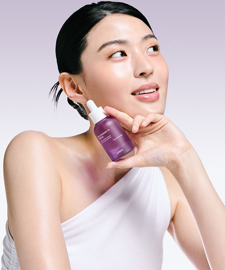 Woman holding JUMISO Niacinamide 10 Serum 40ml with a smile.