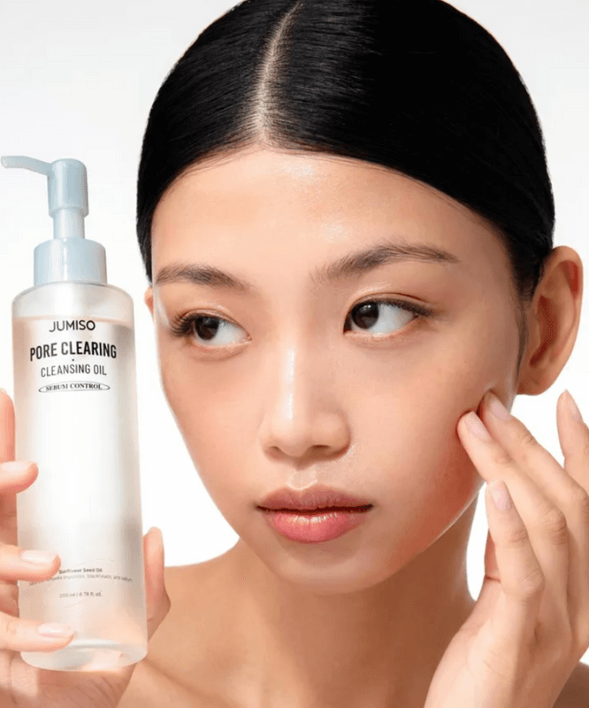 Woman using JUMISO Pore Clearing Cleansing Oil 200ml for skincare routine