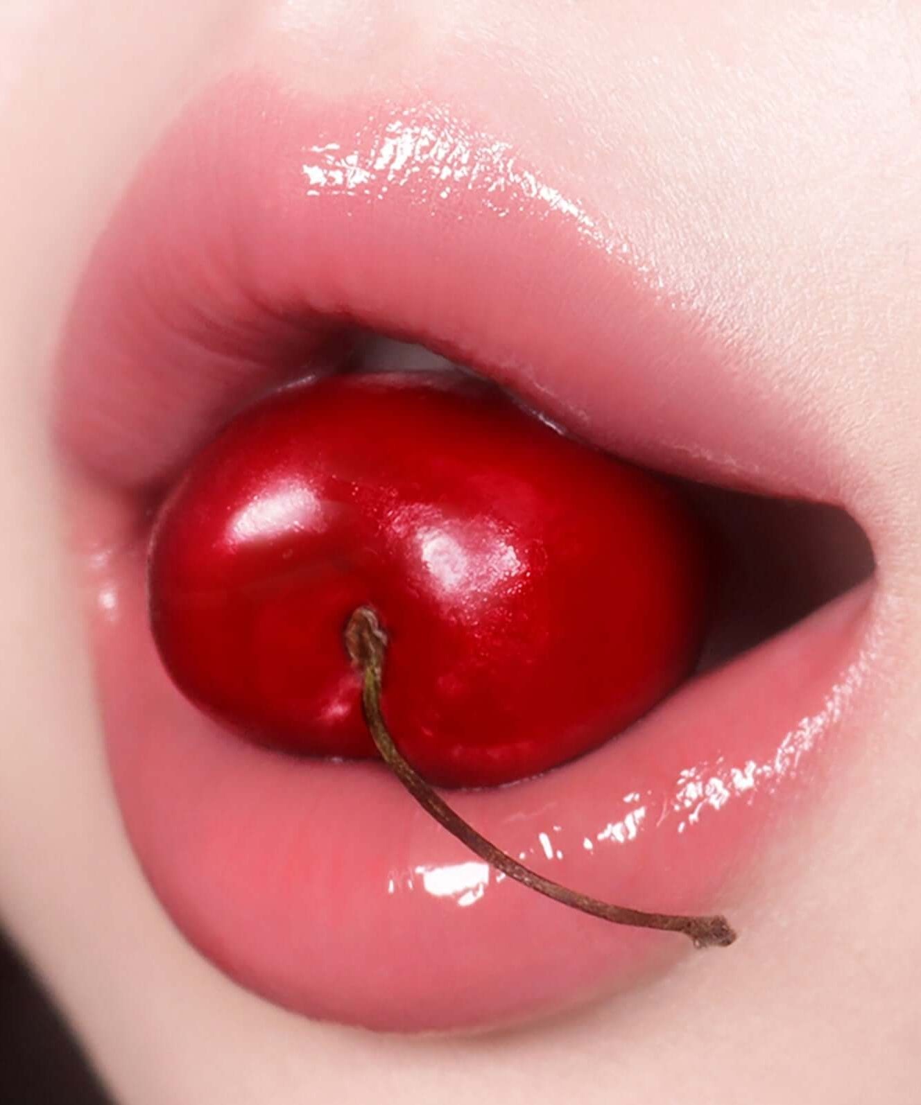 Shiny lips with cherry using KEEP IN TOUCH Chili Jelly Lip Plumper
