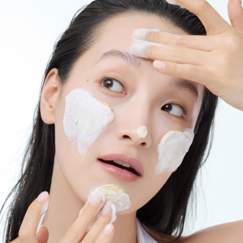 Person applying KLAIRS Freshly Juiced Vitamin Pack Cleanser 150ml to her face