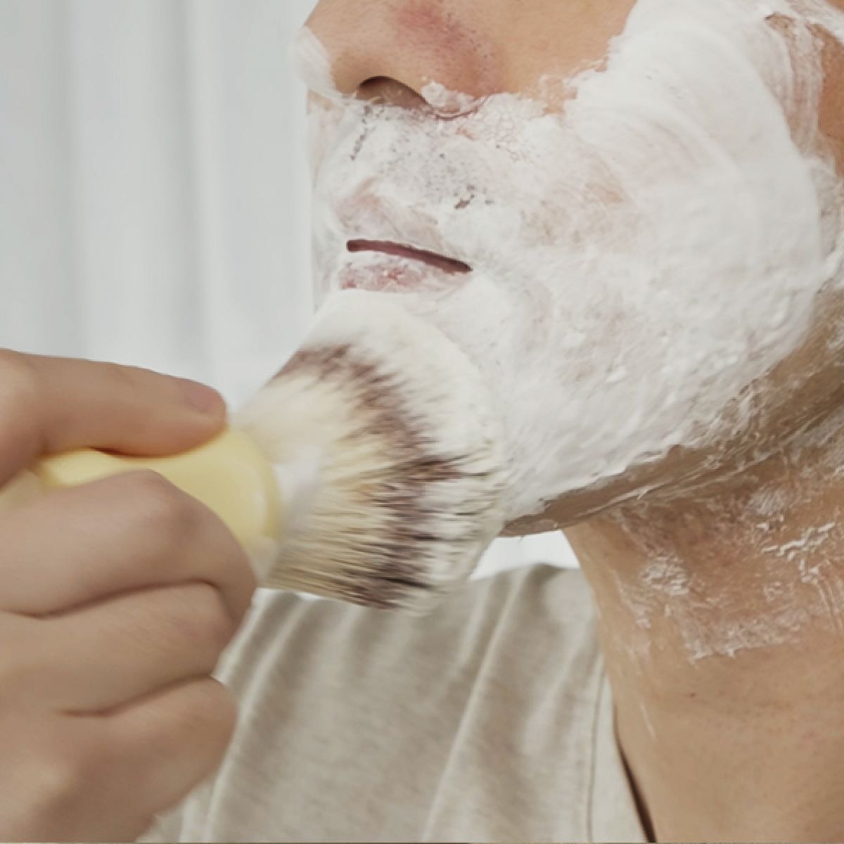 LAZY SOCIETY Classic Shaving Brush used by Gentleman Korea to apply rich shaving foam for a smooth gentleman shave