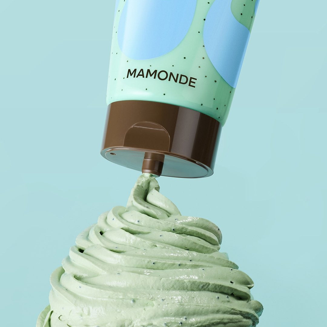 MAMONDE Amazing Deep Mint Chocolate Pack Cleanser 135g being dispensed