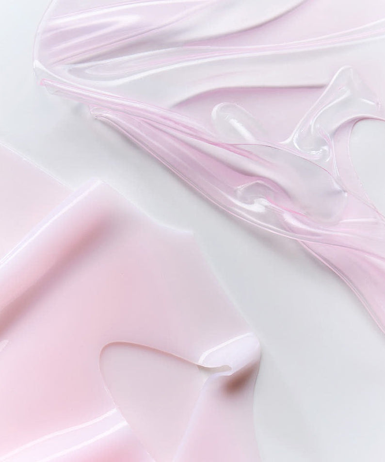 Close-up of MAMONDE Flora Glow Rose Hydrogel Mask 1 sheet showcasing its smooth and silky texture in soft pink hues.