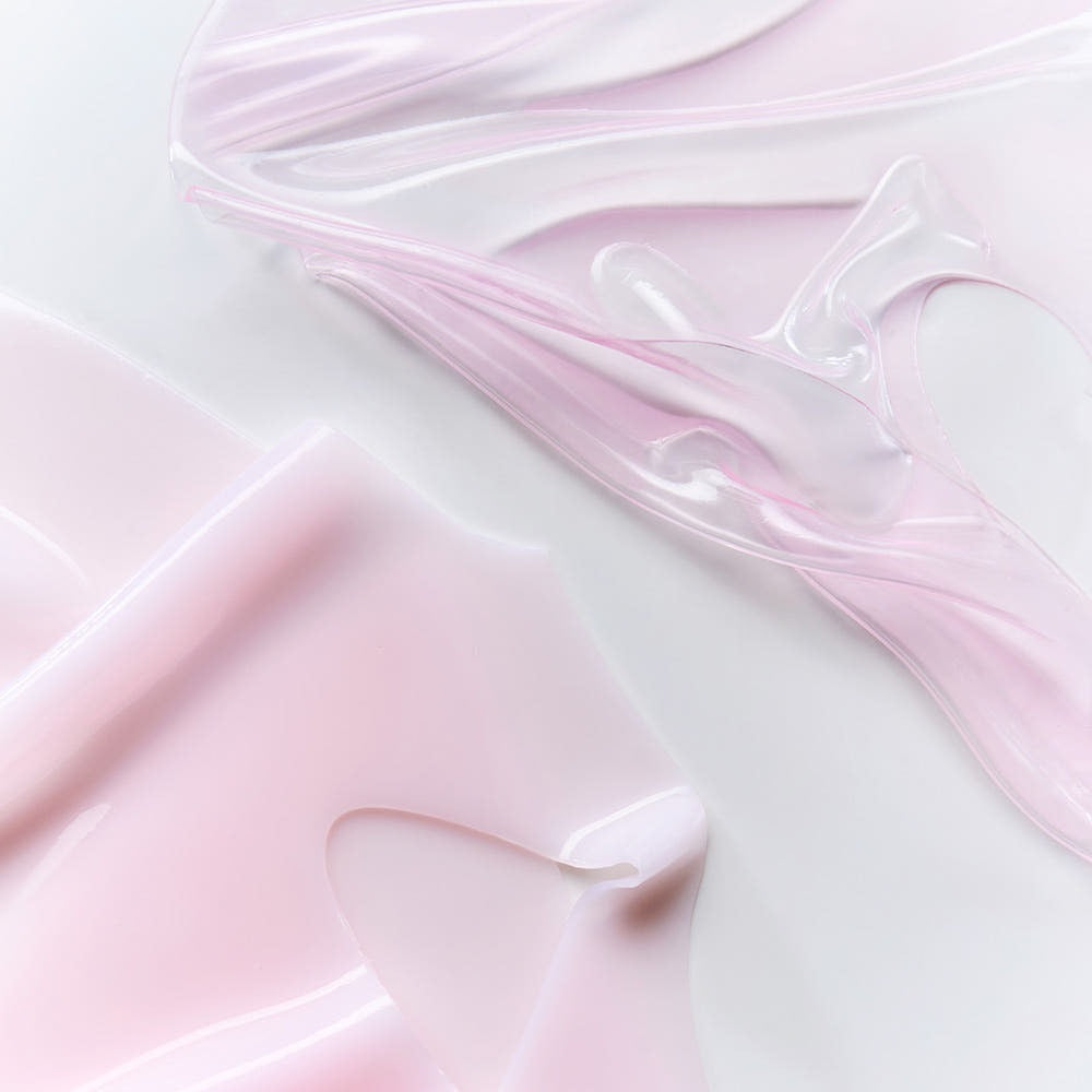 Close-up of MAMONDE Flora Glow Rose Hydrogel Mask 1 sheet showcasing its smooth and silky texture in soft pink hues.