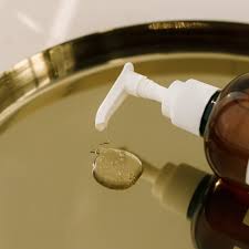 MANYO Bifida Complex Ampoule Gel Cleanser 400ml dispensing onto a reflective gold surface