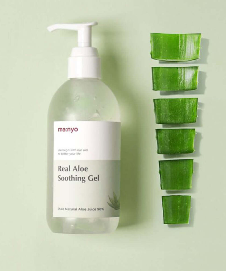 MANYO Real Fresh Aloe Soothing Gel 300ml next to fresh aloe vera slices on a green background.