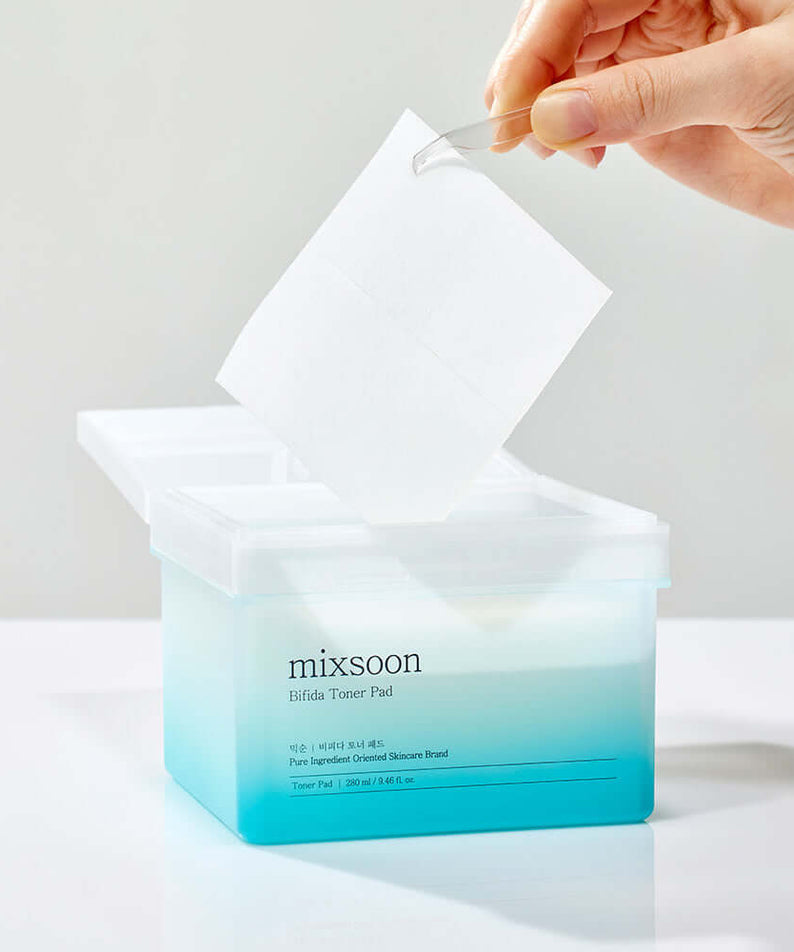 Hand holding MIXSOON Bifida Toner Pad above open box