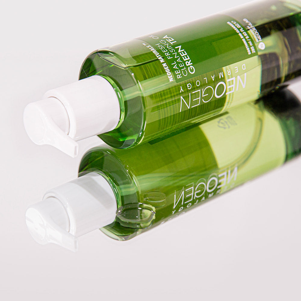 NEOGEN Real Fresh Cleansing Oil Green Tea 285ml bottle with reflective surface display