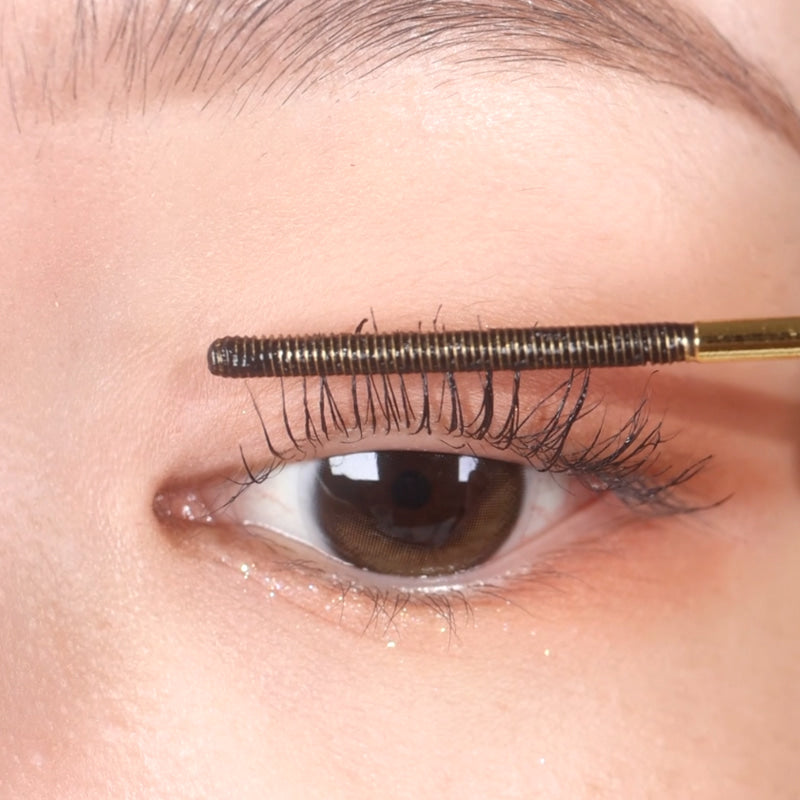 Applying NEOGEN Slim Metal Mascara 6ml for precise eyelash definition