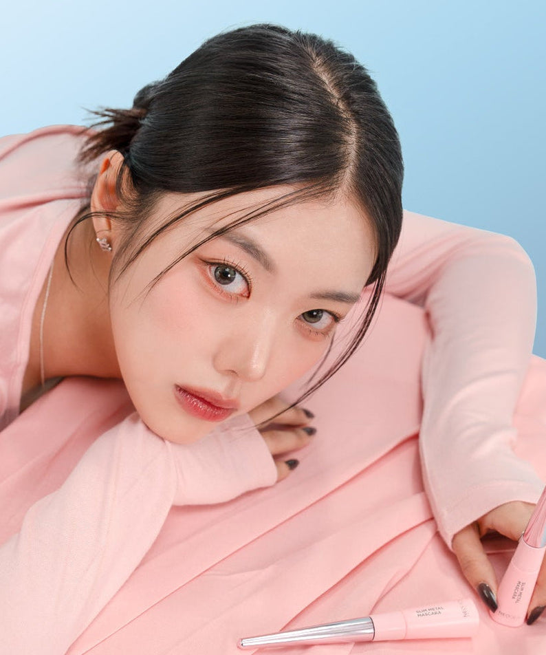 Model with NEOGEN Slim Metal Mascara 6ml in pink outfit
