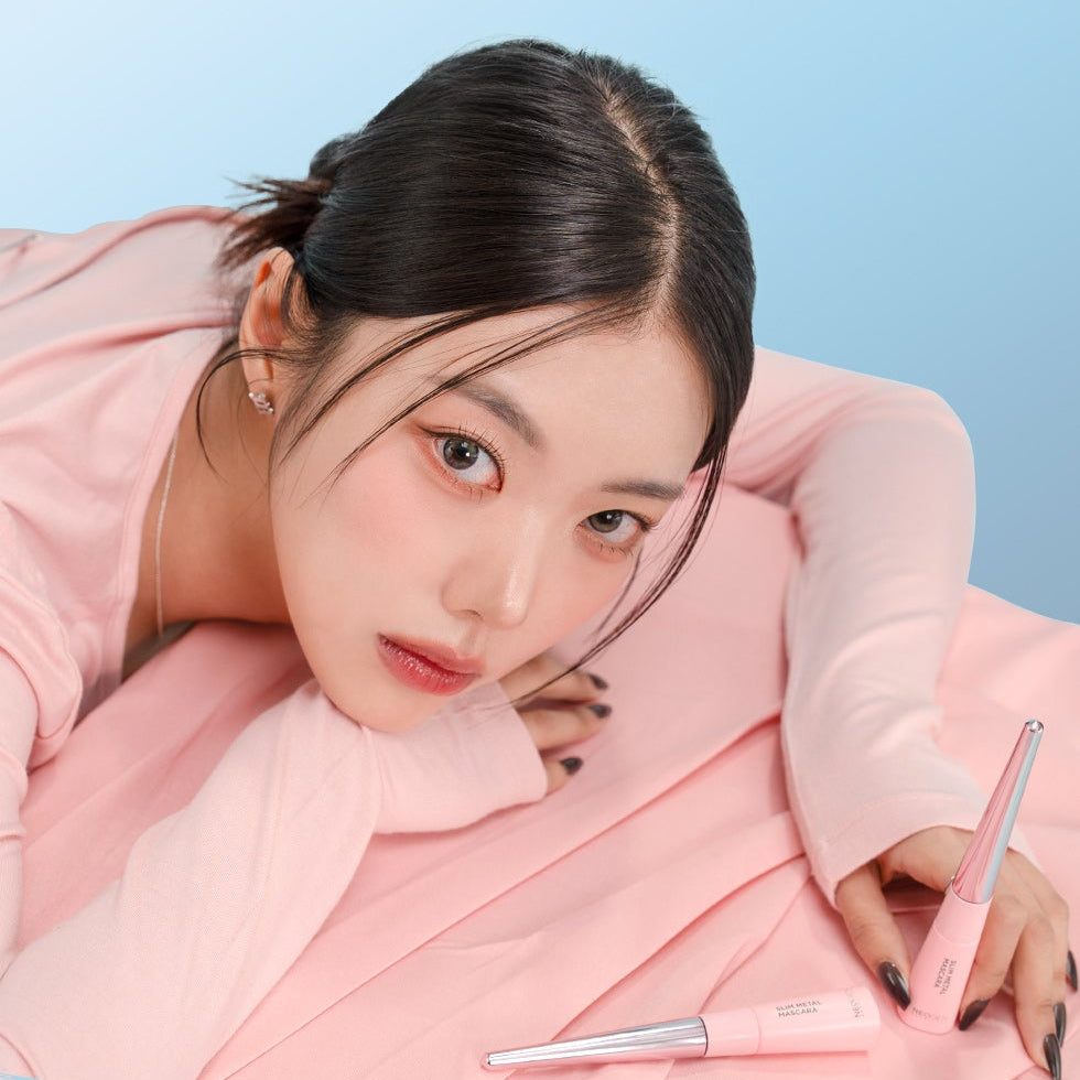 Model with NEOGEN Slim Metal Mascara 6ml in pink outfit