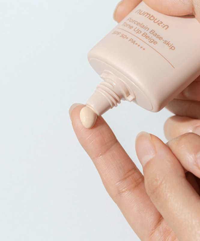 NUMBUZIN No.3 Porcelain Base-Skip Tone Up Beige SPF50+ PA++++ being applied to fingertip.