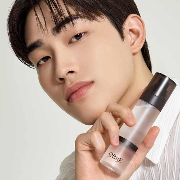 OBGE All-in-one Cool Fixing Mist 100ml being held by a Korean gentleman model, Gentleman Korea men’s skincare spray for refreshing, long-lasting finish