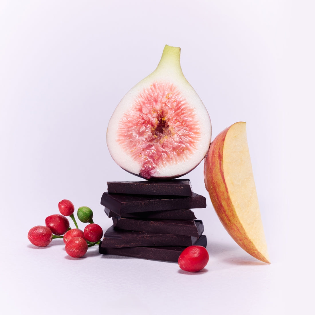 OSULLOC Fig Apple Black Tea 10 P ingredients including figs, apple slices, chocolate, and berries displayed against a white background.