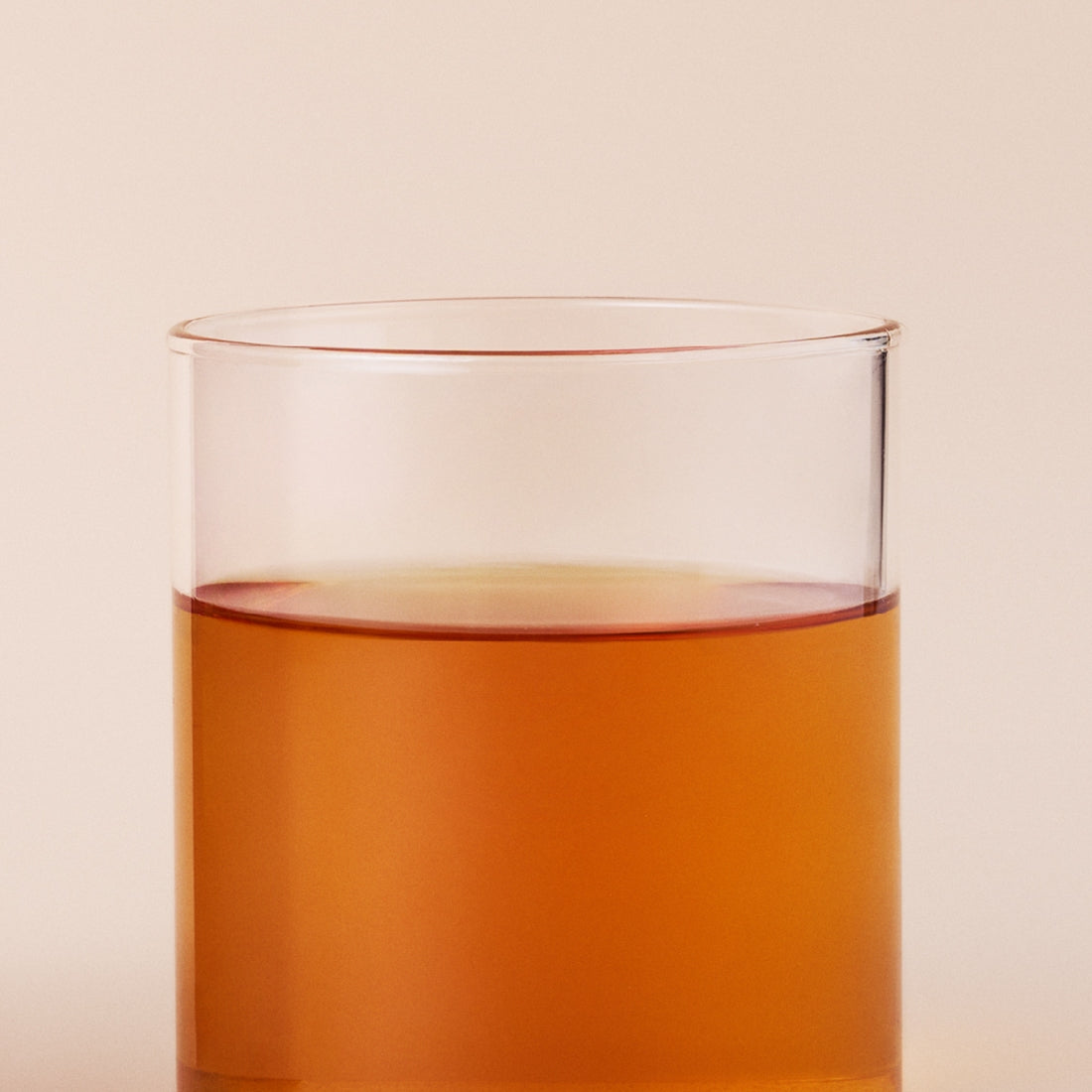 Glass of OSULLOC Fig Chocolate Black Tea 20 P showing rich amber color