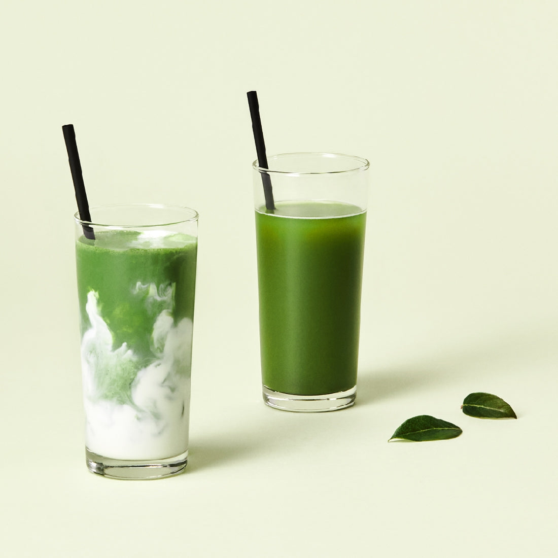 Two refreshing matcha drinks made with OSULLOC Matcha Sticks 5 p, featuring vibrant green color and creamy texture in tall glasses.