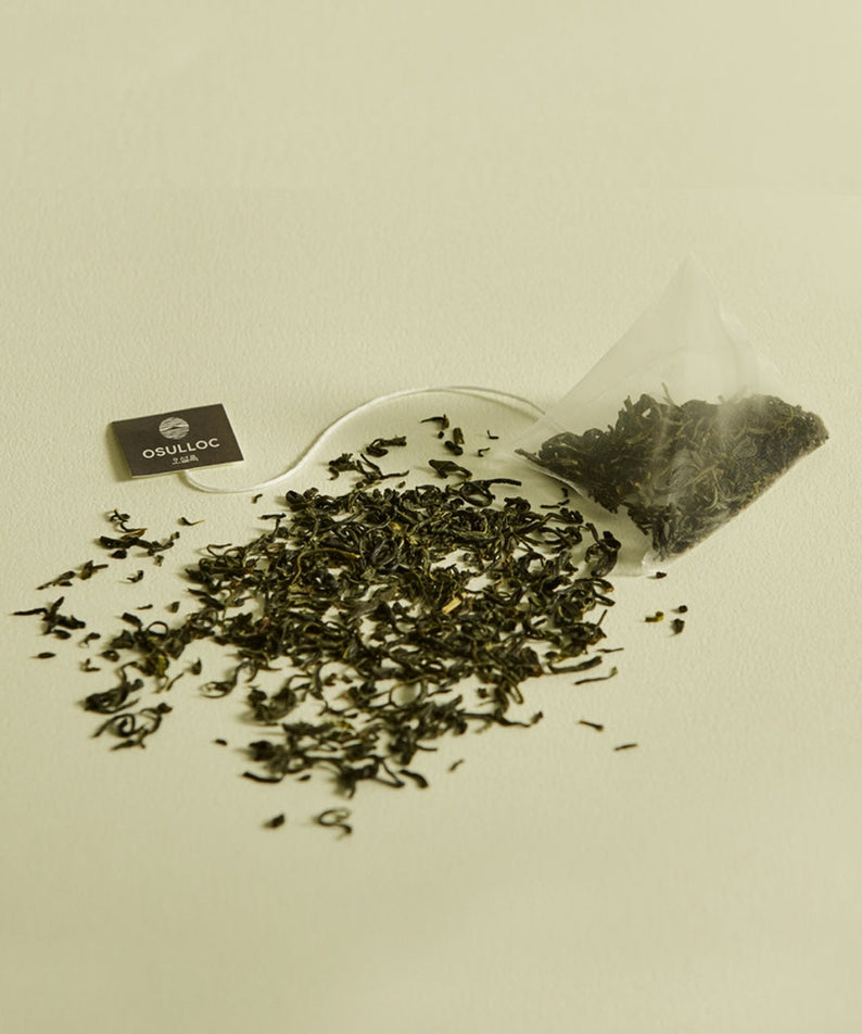 OSULLOC Sejack Green Tea 20 P loose leaves and tea bag on a table