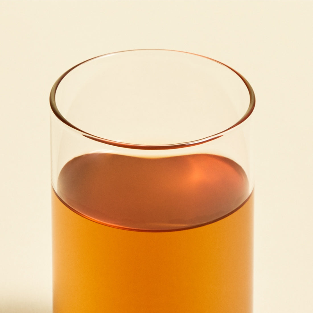 Glass of OSULLOC Yuja Earl Grey tea showcasing its vibrant color.