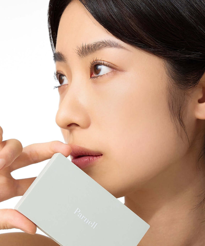 Woman holding PARNELL Cicamanu Matte Spondation 9g close-up