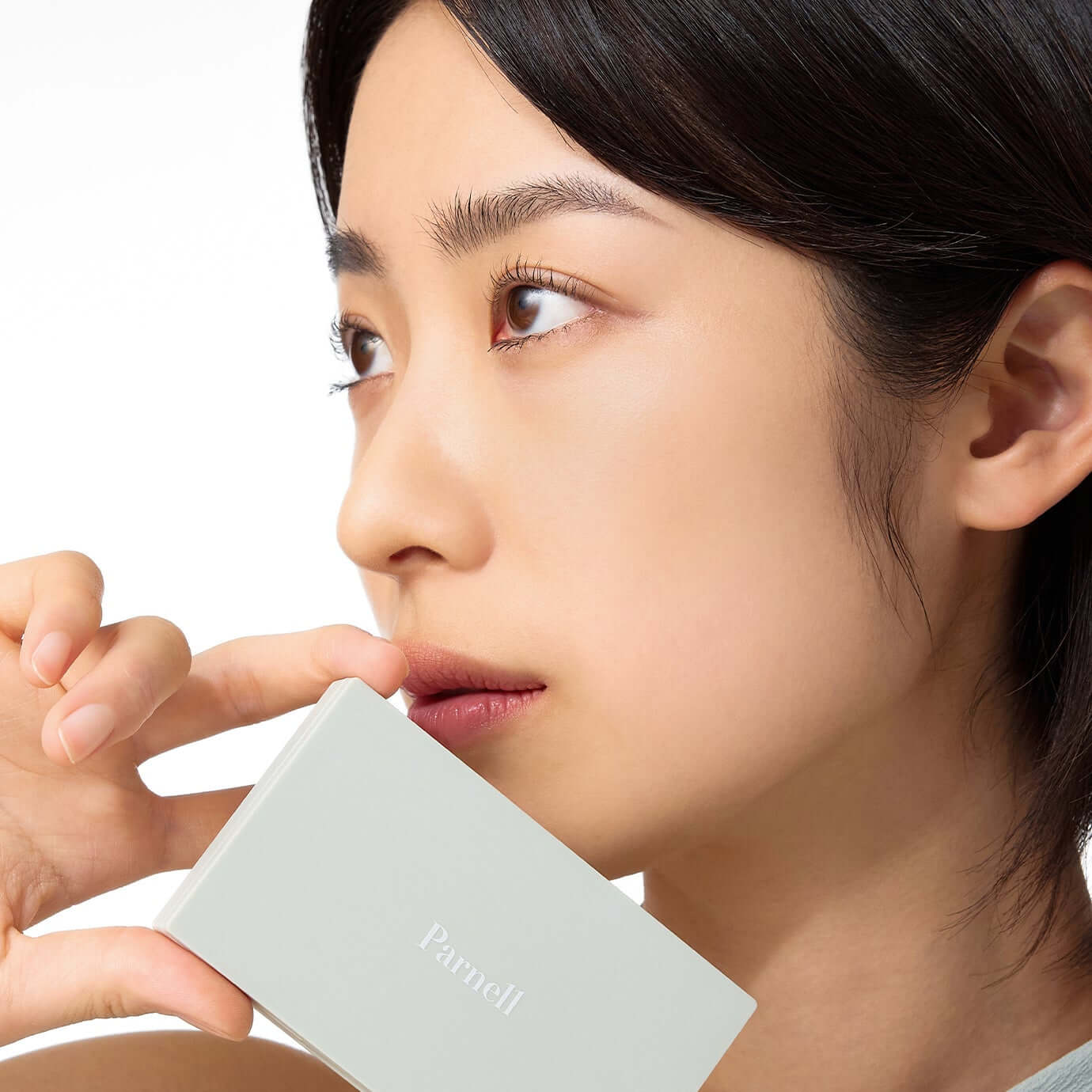 Woman holding PARNELL Cicamanu Matte Spondation 9g close-up