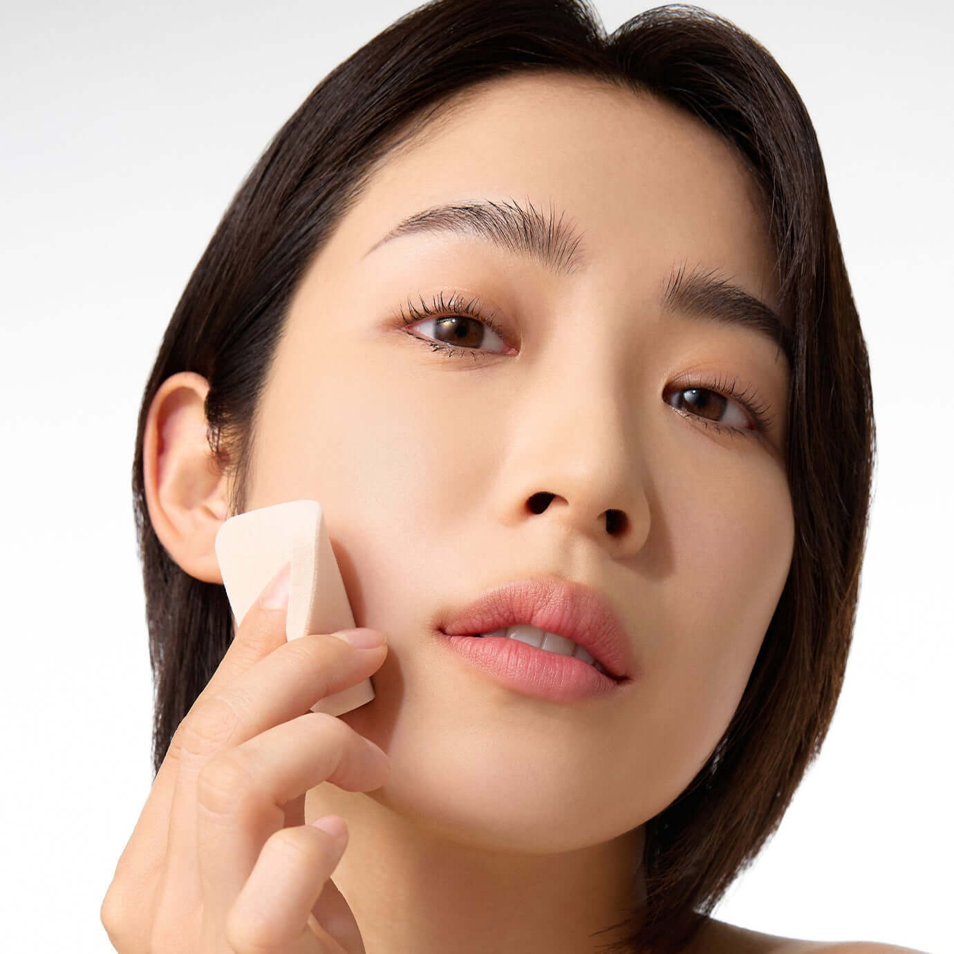 Woman applying PARNELL Cicamanu Matte Spondation 9g for a smooth finish
