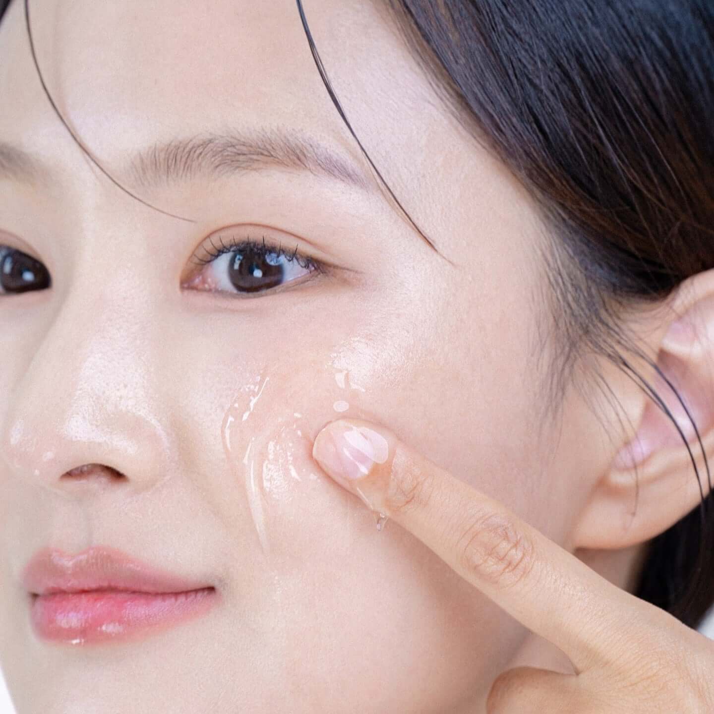 Applying POESÃA Hydro Hyaluronic Deep Moisturizing Ampoule Serum 48ml on skin for hydration
