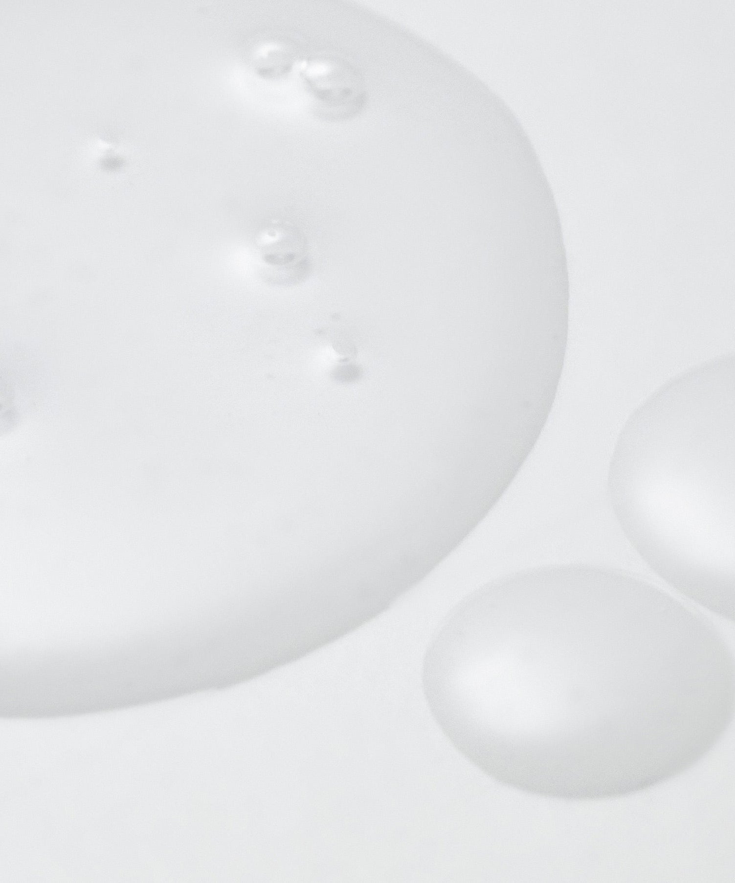 Texture of PURITO Wonder Relief Centella Toner Unscented 200ml featuring drops showcasing its unscented formula.