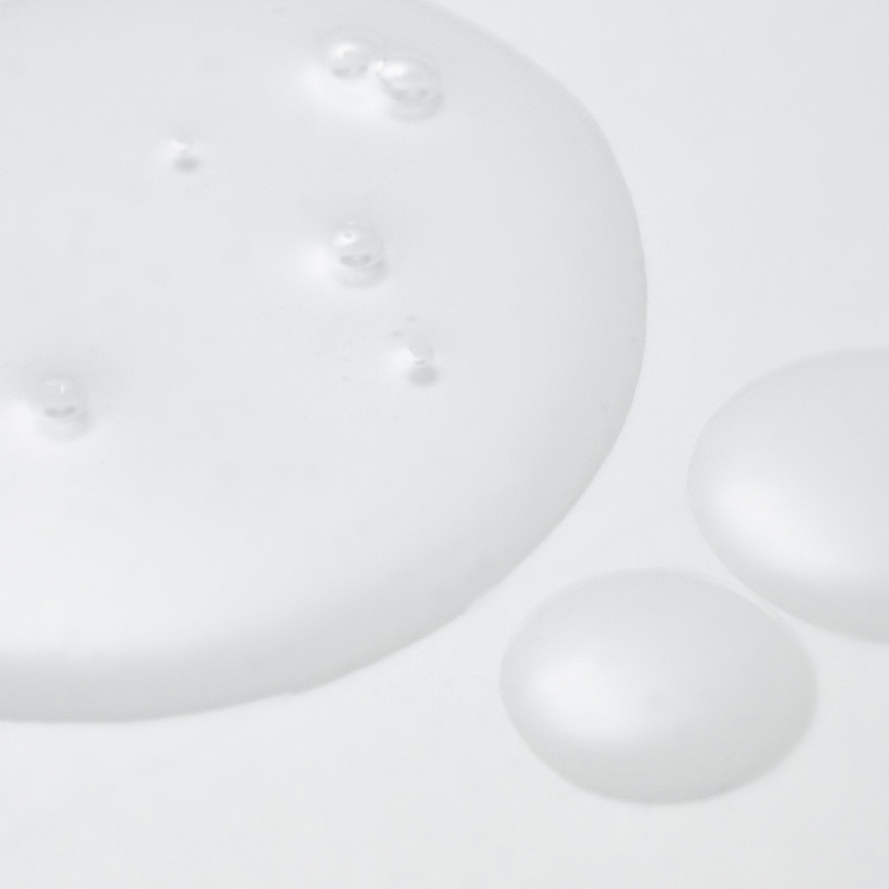 Texture of PURITO Wonder Relief Centella Toner Unscented 200ml featuring drops showcasing its unscented formula.