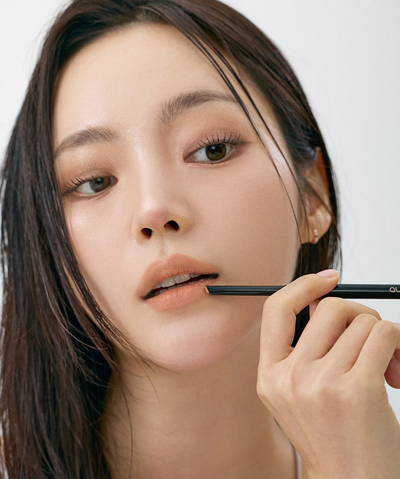 Model applying QUA-T NEW My Mood Lip Liner for perfect contouring