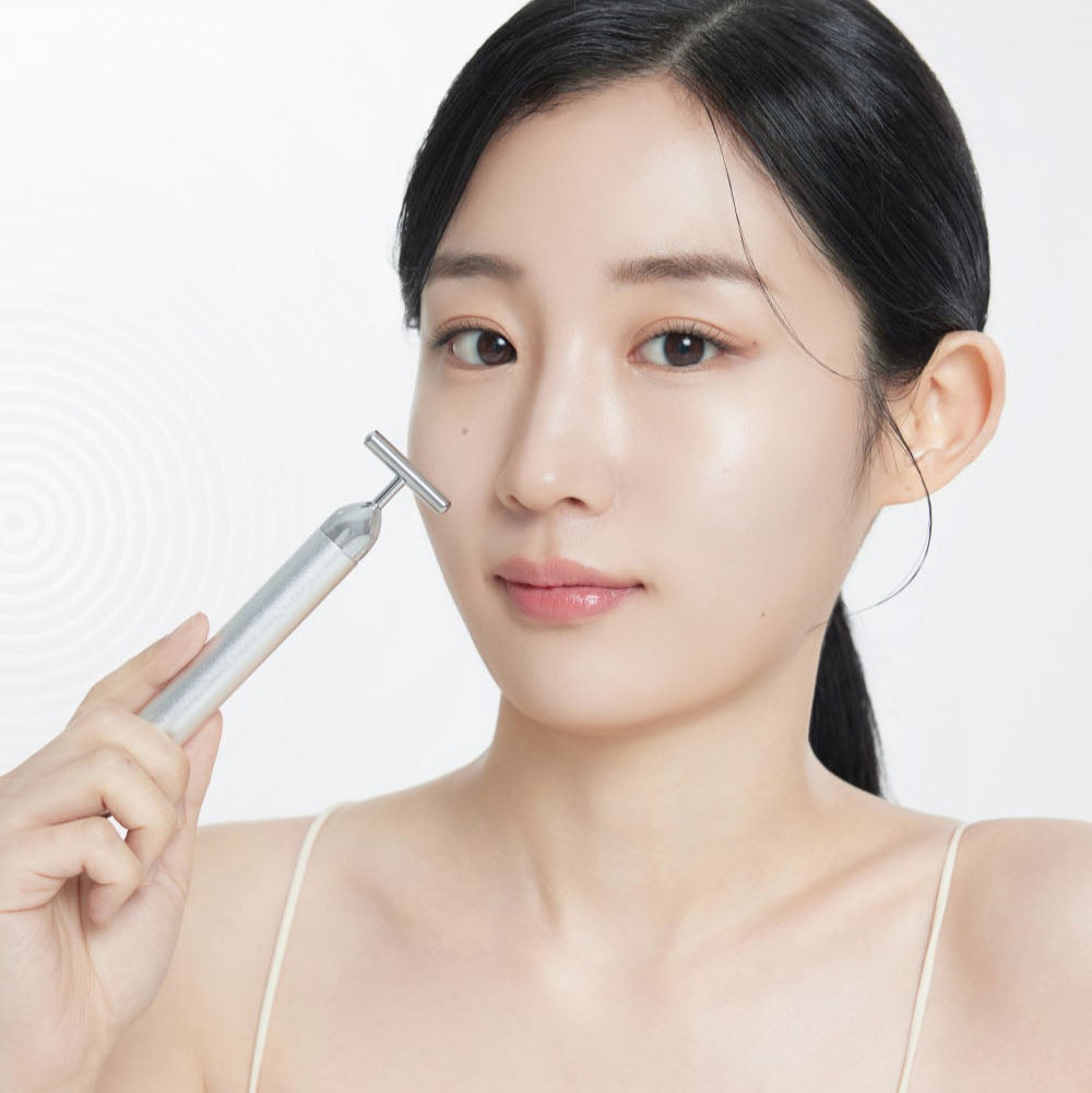 RETURNITY Massage Booster Specail Offer demonstrator applying the product to face.