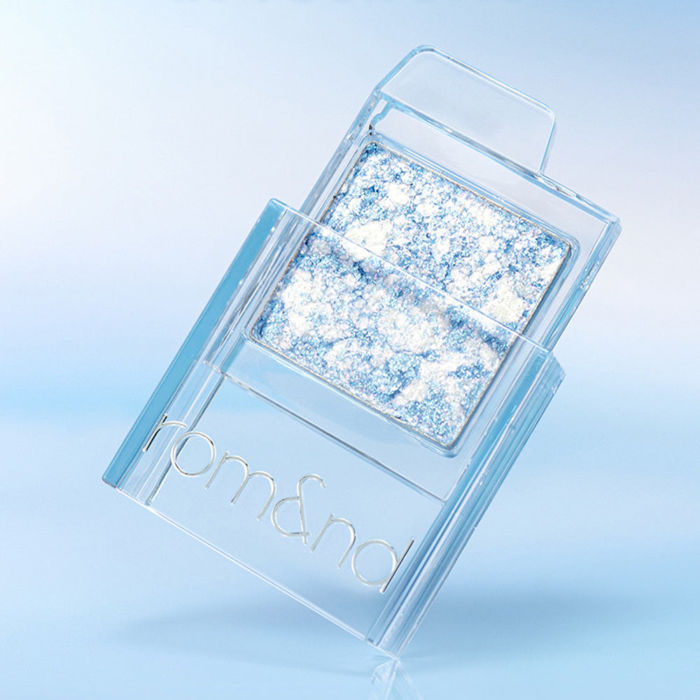 ROMAND SLIDE IN SINGLE #GURUMB glittery eyeshadow compact against blue background