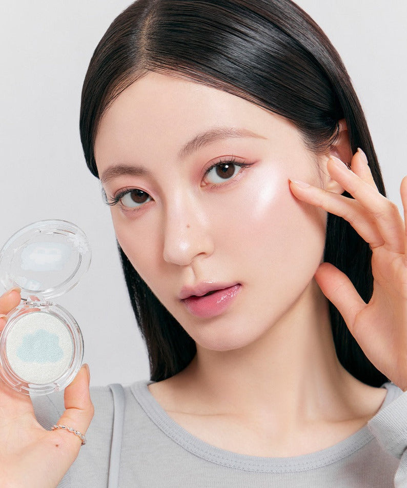 Model applying ROMAND x Joanne Friends Dual Jelly Highlighter to achieve a radiant glow. Close-up beauty product demonstration.