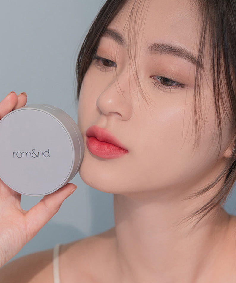 Model showcasing ROMAND zero cushion compact.