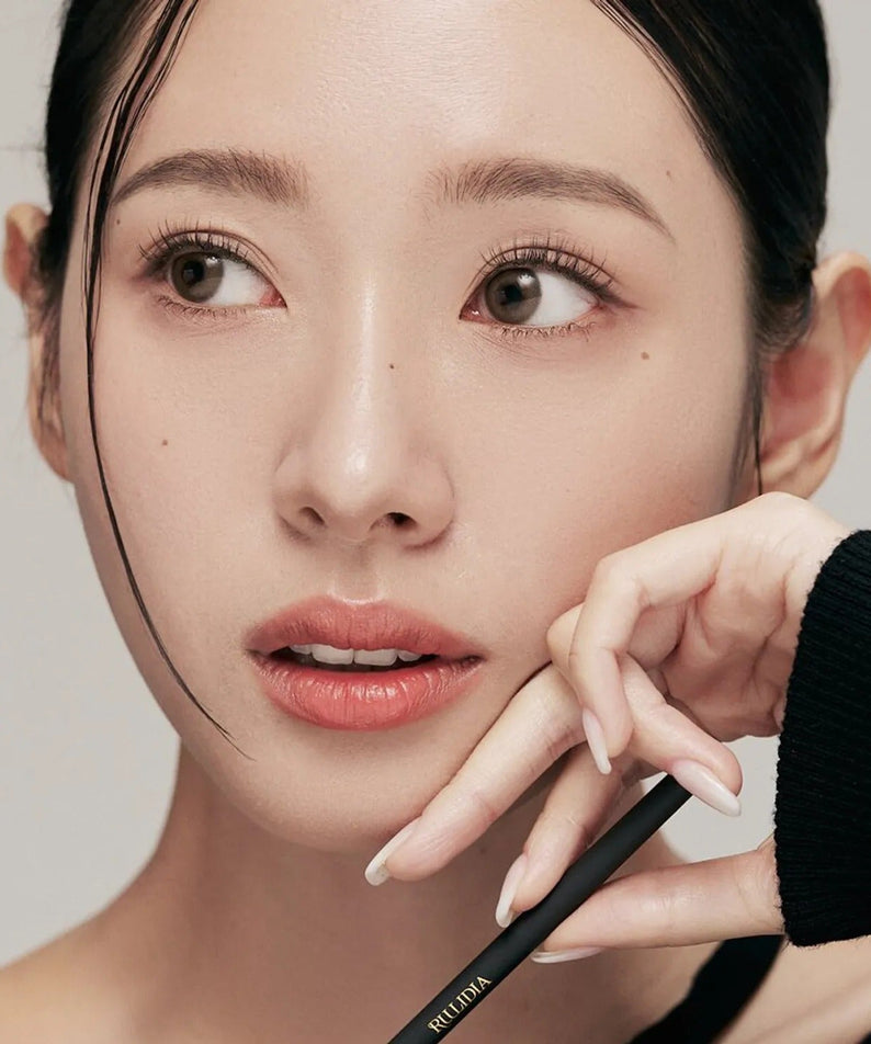 Woman using RULIDIA Easy Detail Brow for precise eyebrow detailing and makeup application.