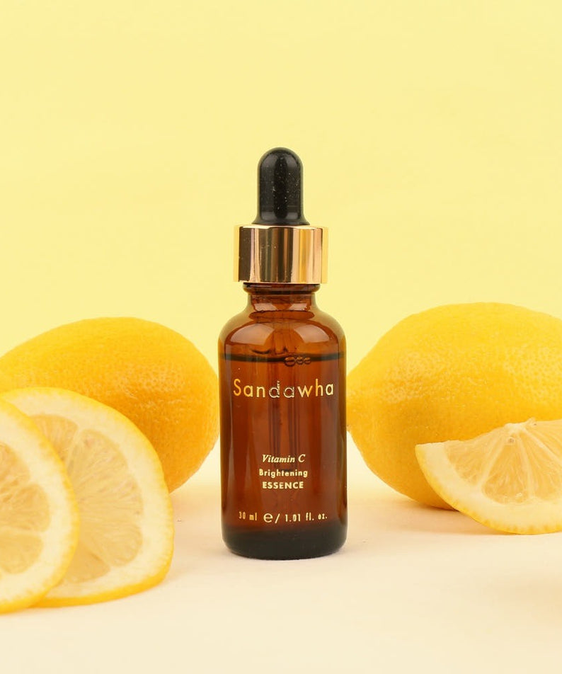 SANDAWHA Vitamin C Whitening Essence 30ml bottle with lemons in the background