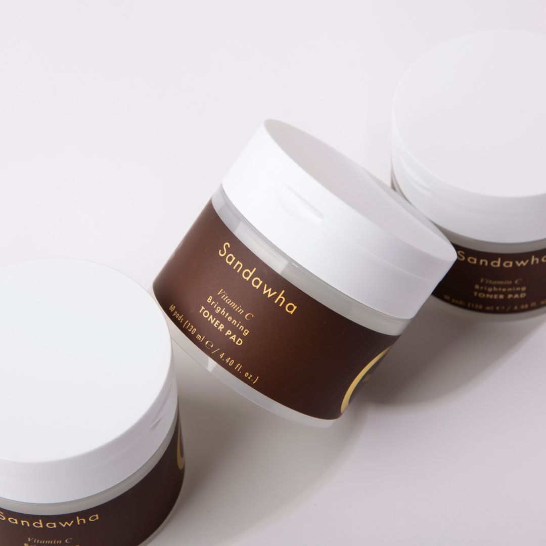 SANDAWHA Vitamin C Whitening Toner pad 60 Sheets in brown and white jars on a white surface