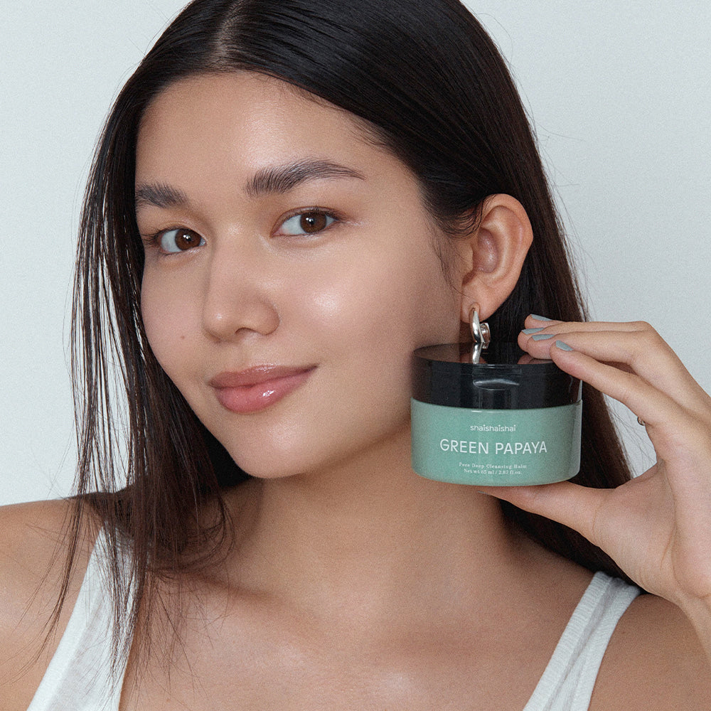 Model holding SHAISHAISHAI Green Papaya Pore Deep Cleansing Balm 85ml skincare product for pore cleansing
