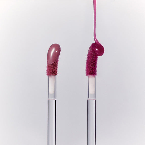 Close-up of pink lipstick applicators demonstrating color and texture, representing SIM;PLAIN Dewy Volume.