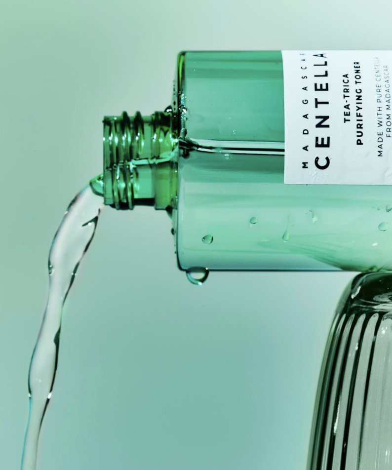 SKIN1004 Madagascar Centella Tea-trica Purifying Toner 210ml pouring from a green bottle