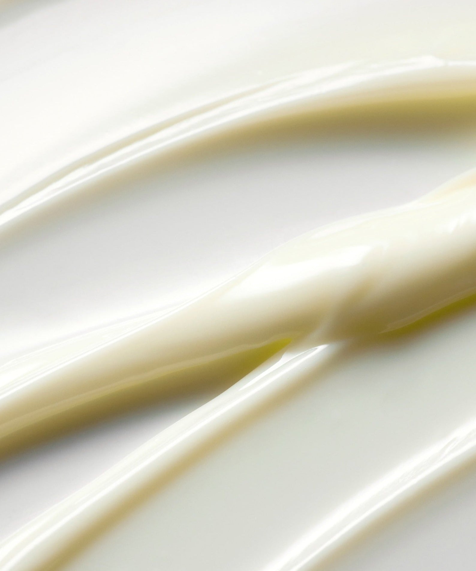 Texture of SOME BY MI Galactomyces Glutathione Brightening Cream 40ml showcasing its creamy consistency and smooth application.