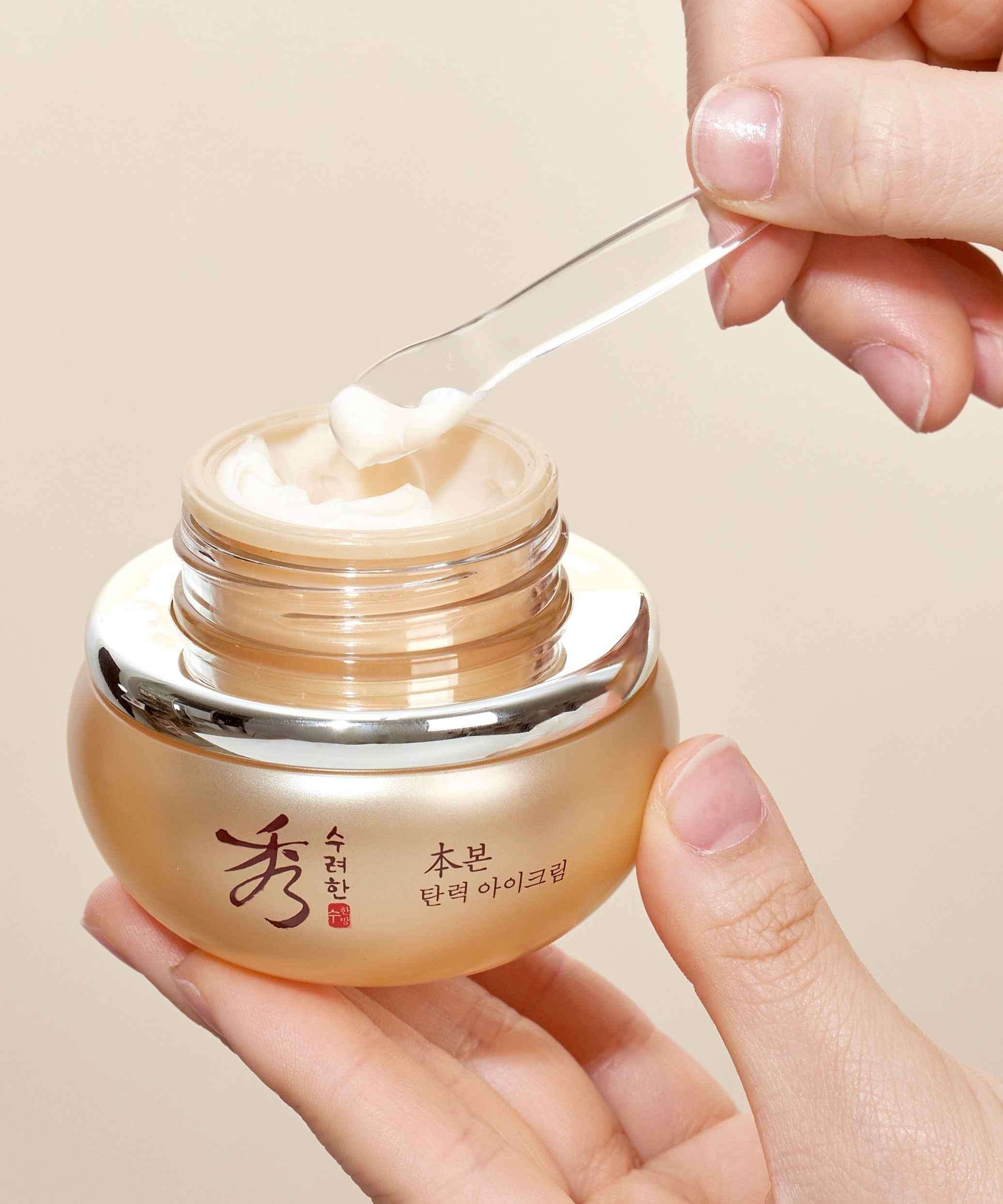 SOORYEHAN Bon Elasticity Eye Cream 25ml being applied with spatula