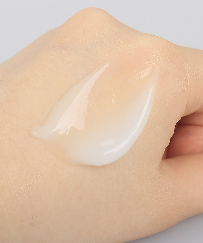 Texture of SOORYEHAN Moisture Cream AD 75ml on skin, showcasing creamy and smooth application.