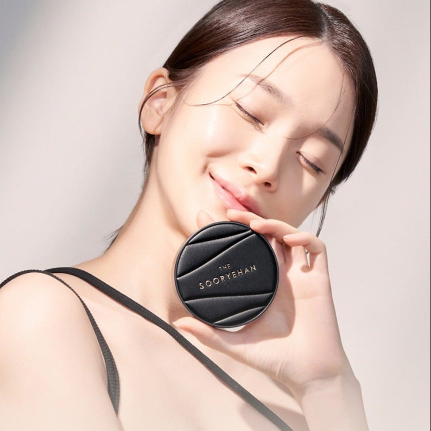 Model holding SOORYEHAN The Black Tension Fit Mesh Cushion 13g