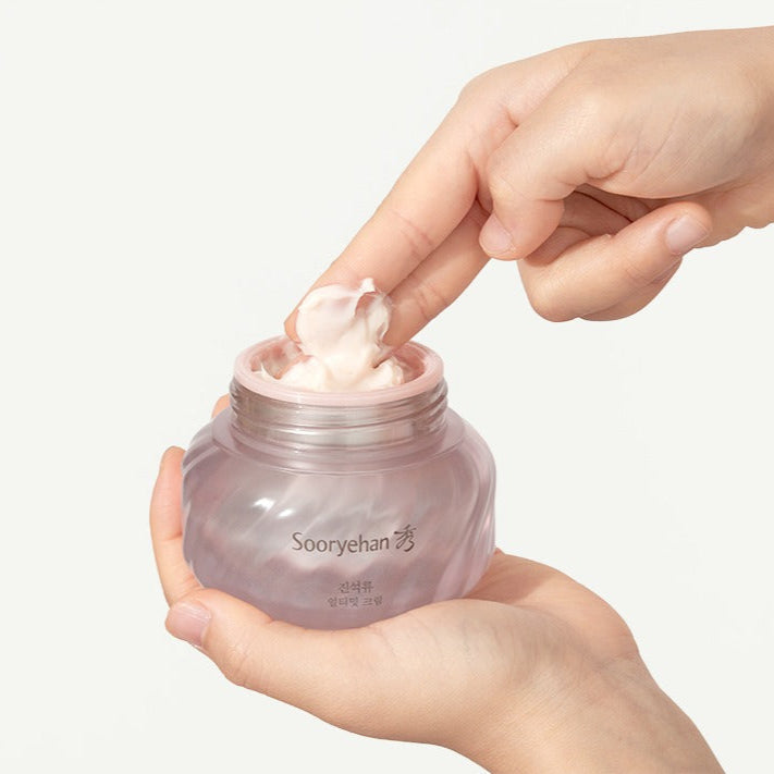 Hand applying SOORYEHAN Ultimate Cream 50ml from an open jar