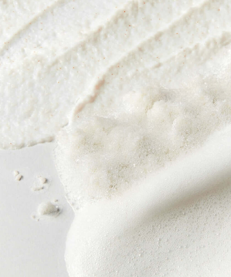 Texture of SU:M37 Secret Rice Nuruk Peeling to Foam Cleanser 120g showing creaminess and foam details.
