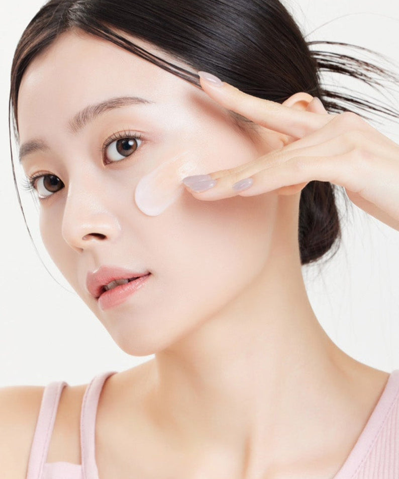 Woman applying SUNGBOON EDITOR Apple Peel Glow Skin Soothing Cream 50ml to her face