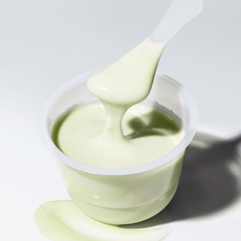 SUNGBOON EDITOR Boosting Modeling Pack Green Tomato Pore Tightening product in container with spatula, ready for application.